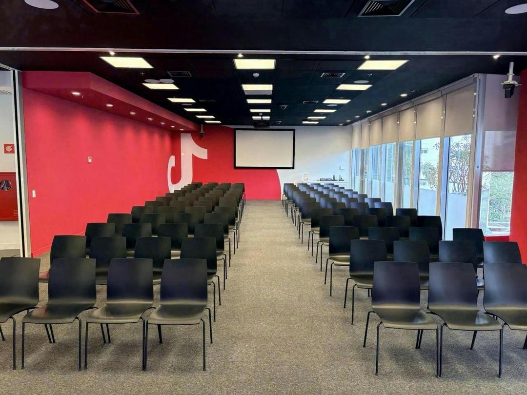 Auditório do escritório do TikTok preparado para o encontro AI Brasil x Trae